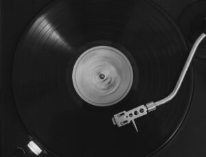 Nahaufnahme einer schwarzen Vinylplatte auf einem Plattenspieler