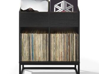 Schwarzes Regal mit dicht stehenden Schallplatten und Ablagefächern