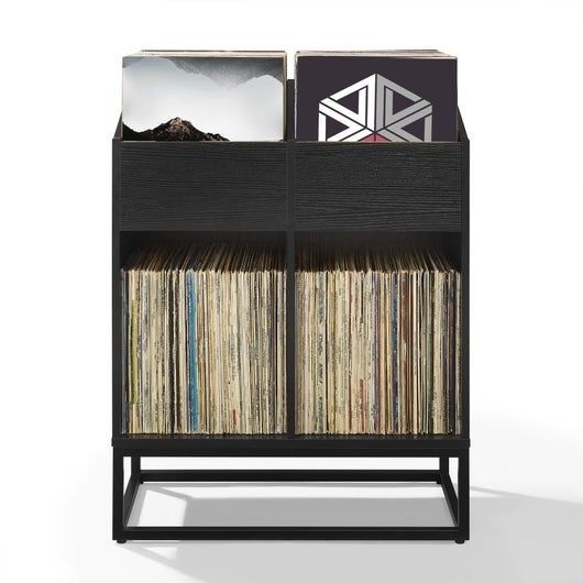 Schwarzes Regal mit dicht stehenden Schallplatten und Ablagefächern