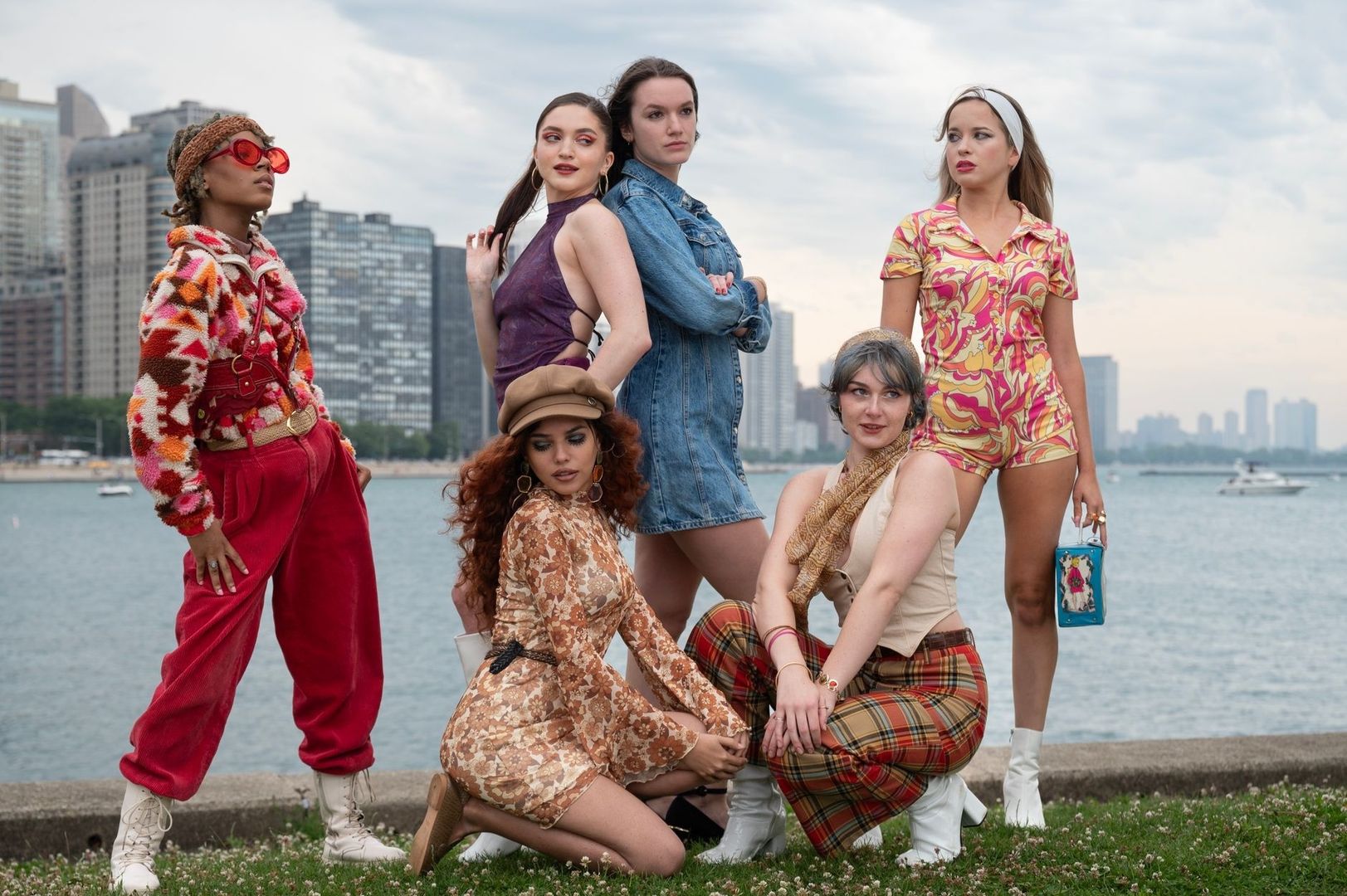 Sechs modisch gekleidete Frauen vor Chicagos Skyline am Seeufer